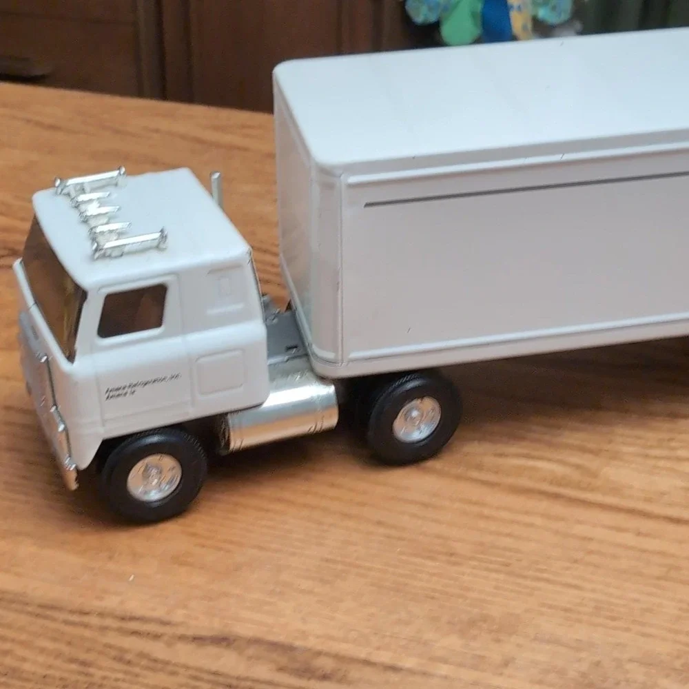 Ertl Amana Refrigeration Semi Truck Diecast Pressed Steel Promotional Toy 2538